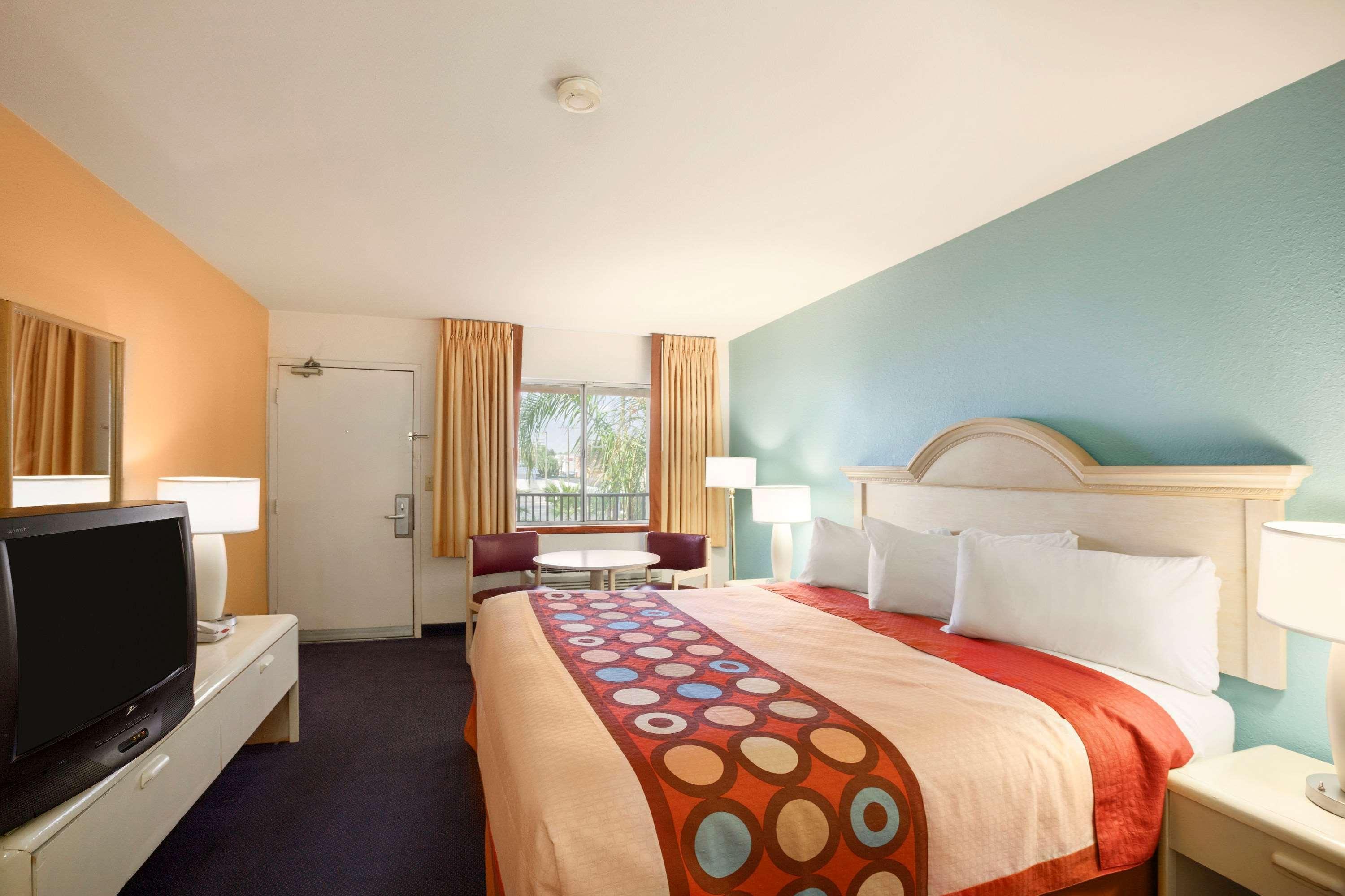 Super 8 By Wyndham Indio Hotel Ngoại thất bức ảnh
